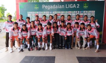 Tim Gurita FC Soeratin U 17 saat berfoto bersama setelah meraih peringkat III di turnamen Soeratin U 17 di Palangka Raya, Senin, 15 Januari 2024.