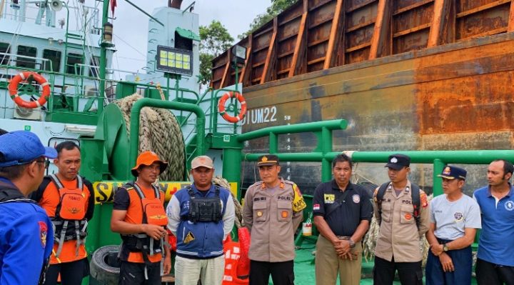 Tim SAR gabungan melaksanakan pengarahan untuk melakukan pencarian terhadap korban.