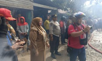 Wabup Kotim, Irawati baju cokelat saat berada di lokasi kebakaran Komplek Inhutani, Selasa 2 Januari 2024.
