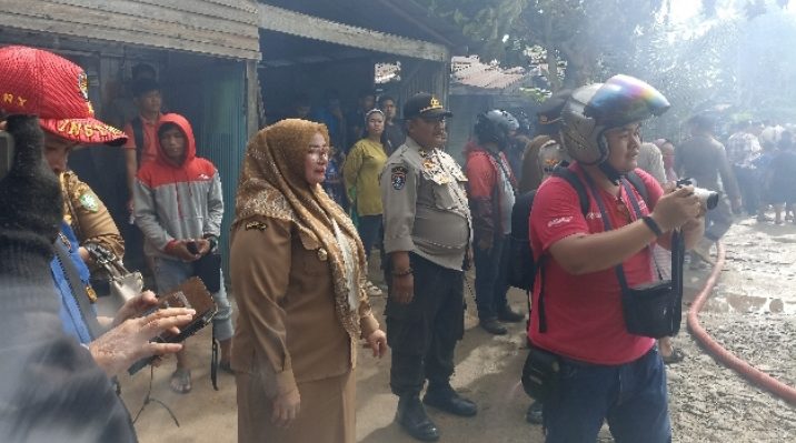 Wabup Kotim, Irawati baju cokelat saat berada di lokasi kebakaran Komplek Inhutani, Selasa 2 Januari 2024.