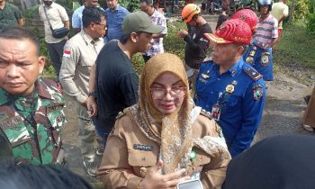 Wabup Kotim, Irawati diwawancara saat di lokasi kebakaran, Komplek Inhutani Sampit