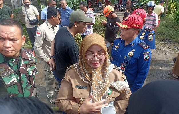 Wabup Kotim, Irawati diwawancara saat di lokasi kebakaran, Komplek Inhutani Sampit