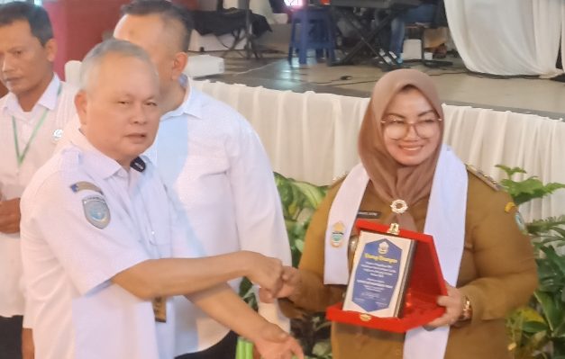 Wabup Kotim, Irawati kanan, saat pelantikan DPC Organda Kotim