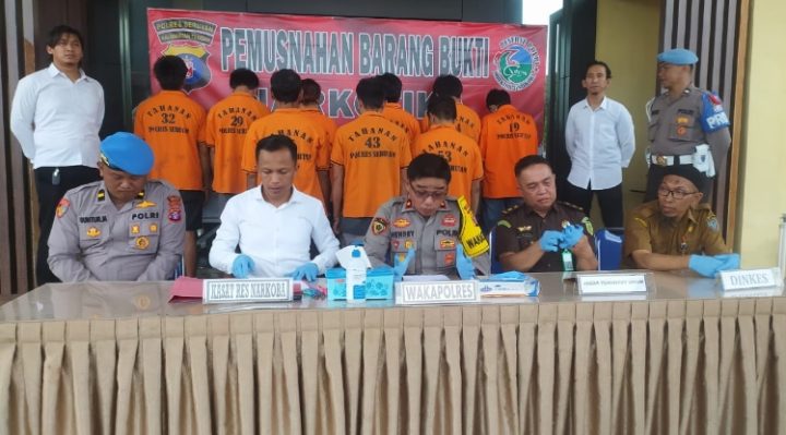 Wakapolres Seruyan, Kompol Hendry, saat memimpin  konferensi pers  pengungkapan kasus narkoba di Mapolres Seruyan