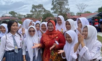 Wakil Bupati Kotim Irawati saat berfoto bersama siswi SMKN 1 Sampit