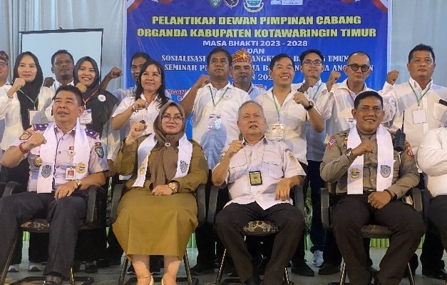 Wakil Bupati Kotim saat berfoto bersama dengan pengurus Organda yang baru dilantik