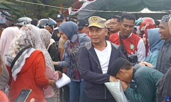 Warga Sampit rela berdesakan sambut kedatangan rombongan Gubernur Kalteng, Sugianto Sabran di Pasar Penyeimbang, Sabtu 20 Januari 2024