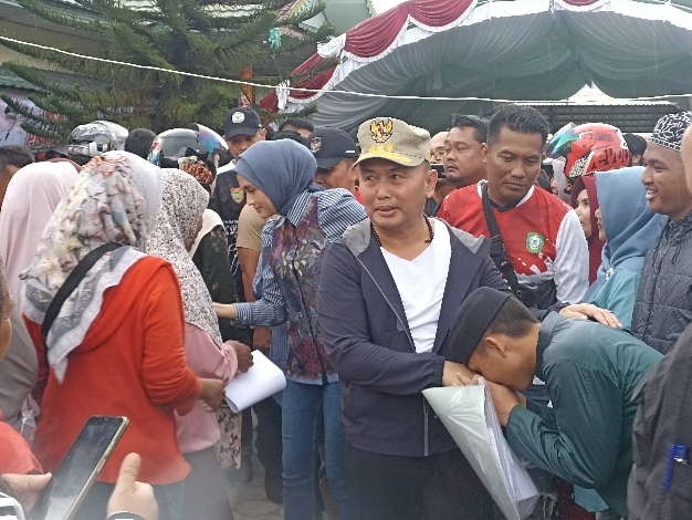 Warga Sampit Rela Berdesakan Sambut Kedatangan Sugianto Sabran di Pasar Penyeimbang