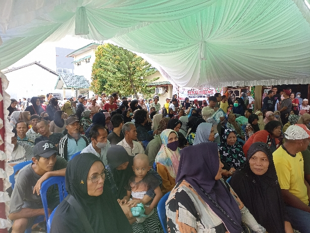 Warga Padati Antrean Pasar Penyeimbang di Kantor Kelurahan MB Hilir 
