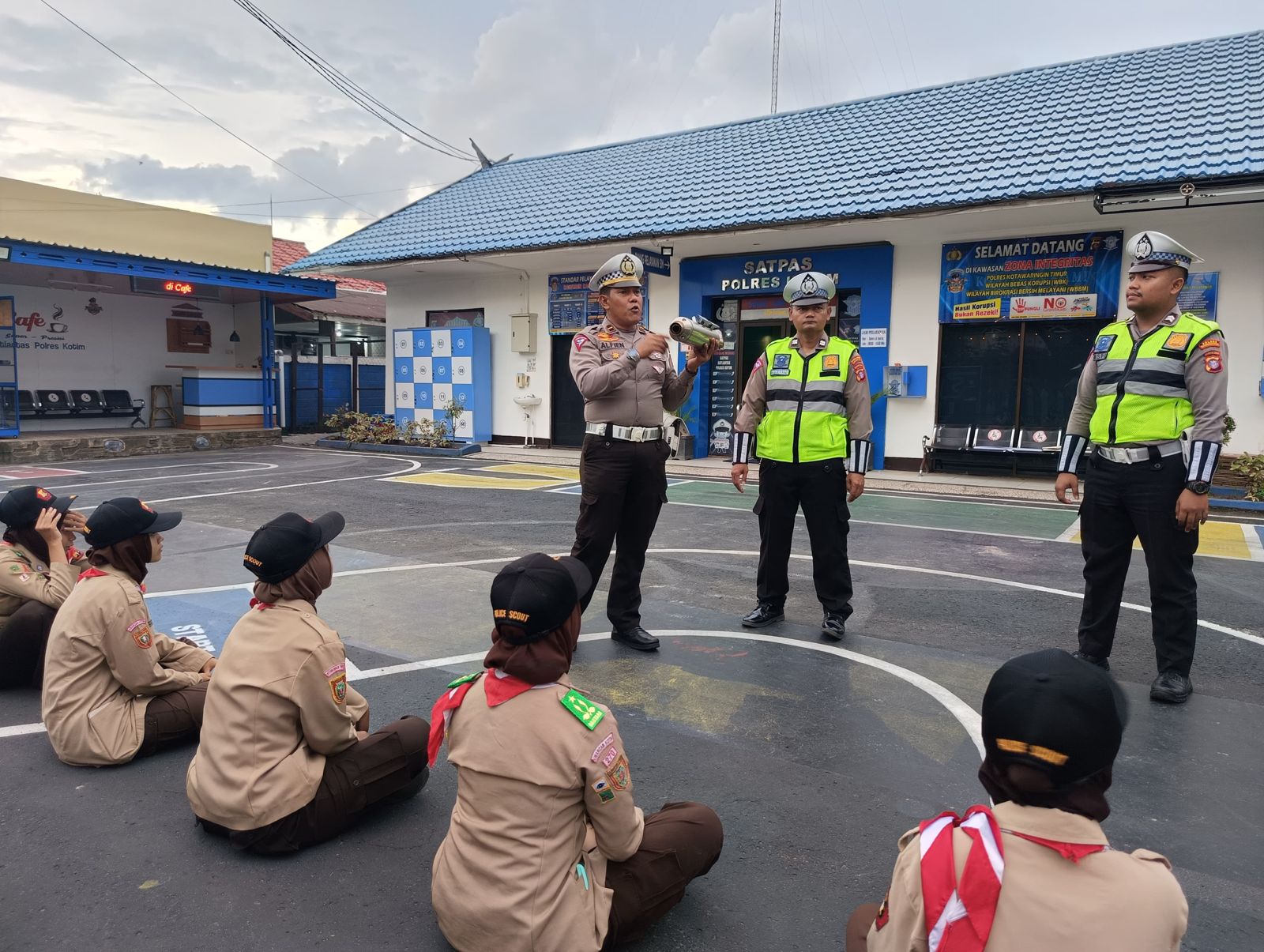 Satlantas Polres Kotim Sosialisasikan Larangan Penggunaan Knalpot Brong ke Siswa