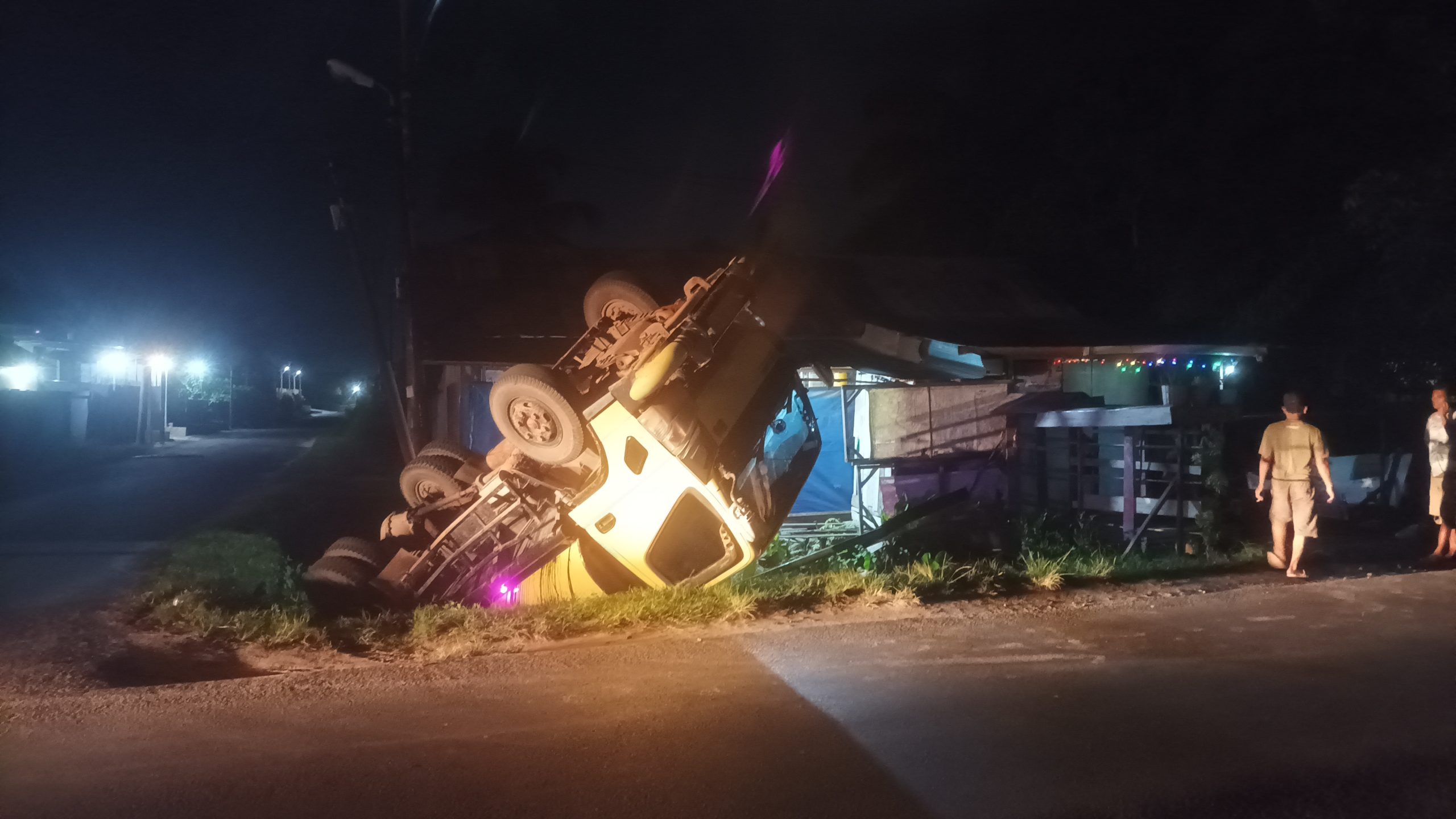 Truk Tangki Terbalik, CPO Penuhi Parit