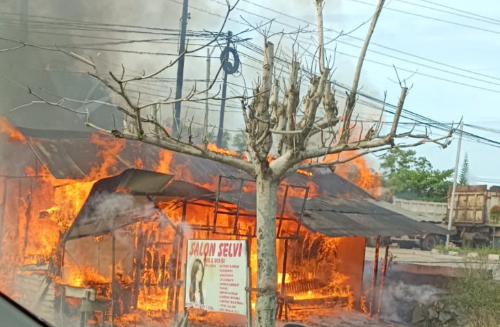 Bangunan di Samping Pom Bensin Sudirman Km 5 Terbakar