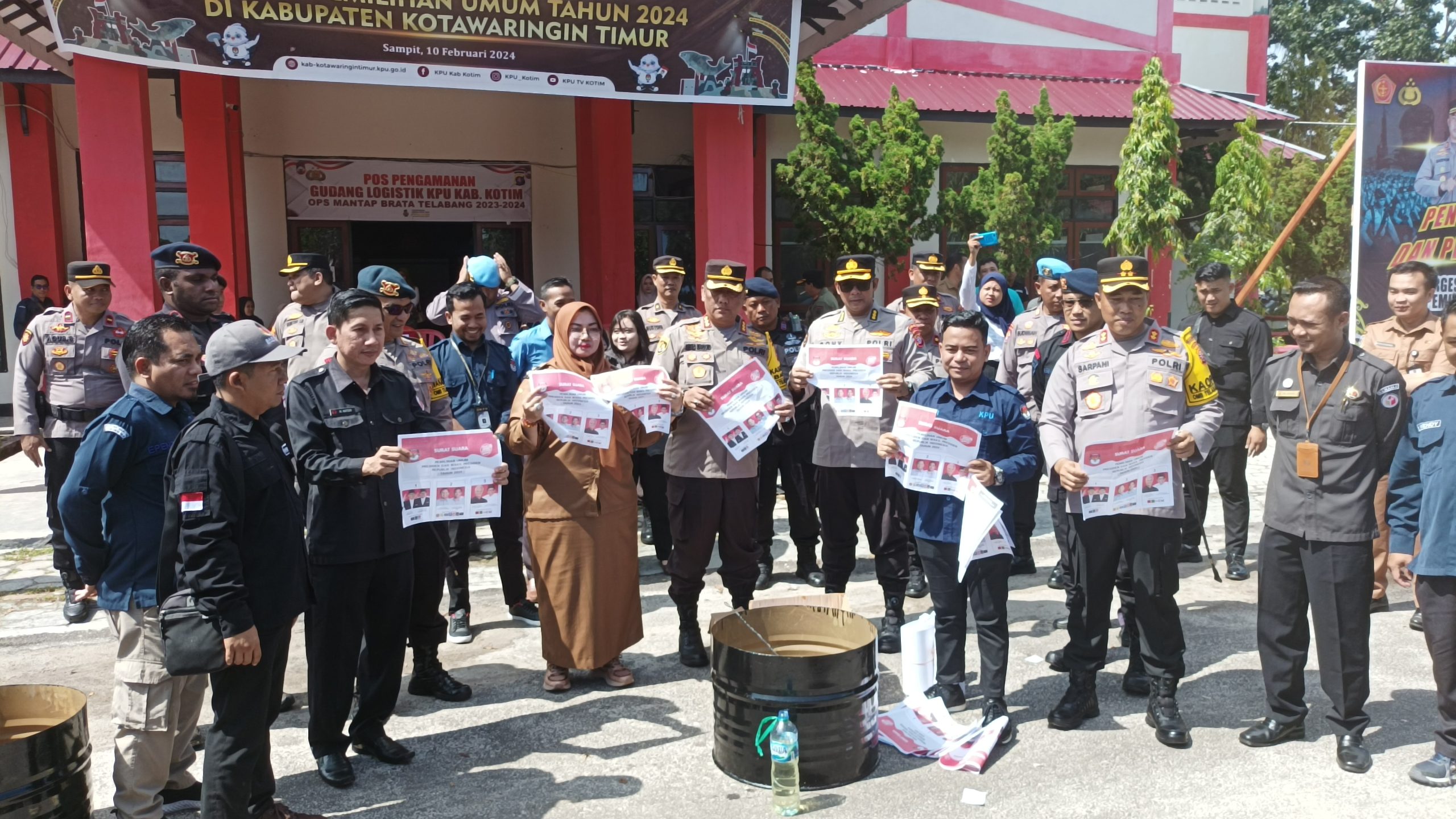 Polisi Dampingi Pemusnahan Kelebihan Surat Suara 