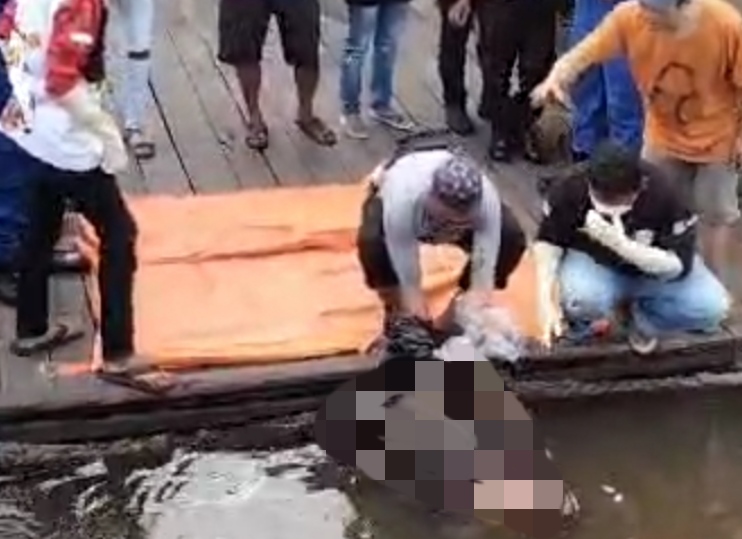 Proses Evakuasi Mayat di Sungai Mentaya Kawasan PPM Sampit Sempat Terkendala