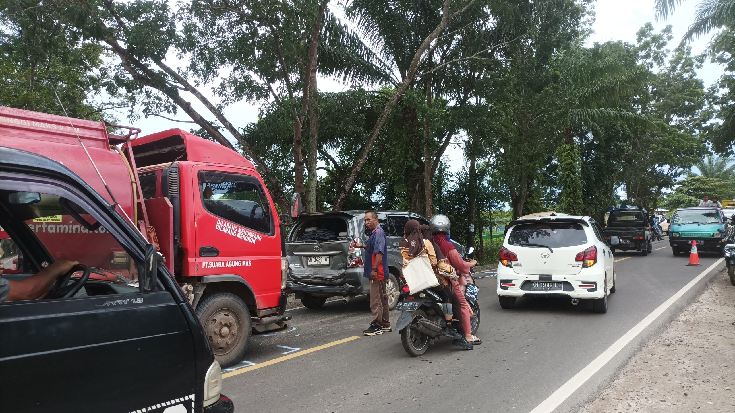 Kecelakaan Karambol di Jalan Jenderal Sudirman 5,4 Sampit, Dua Mobil dan Satu Truk Rusak Parah