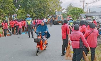Anggota Bhayangkari Polres Kotim saat Gerakan Kebersihan di Kelurahan Baamang Hulu, Rabu, 21 Februari 2024