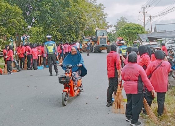 Anggota Bhayangkari Polres Kotim saat Gerakan Kebersihan di Kelurahan Baamang Hulu, Rabu, 21 Februari 2024