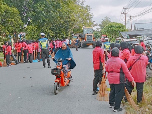 Bhayangkari Kotim Gelar Gerakan Kebersihan di Kelurahan Baamang Hulu