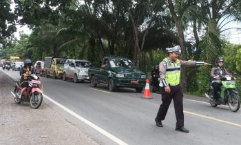 Anggota Satlantas Polres Kotim sedang mengatur arus lalu lintas di sekitar lokasi kejadian