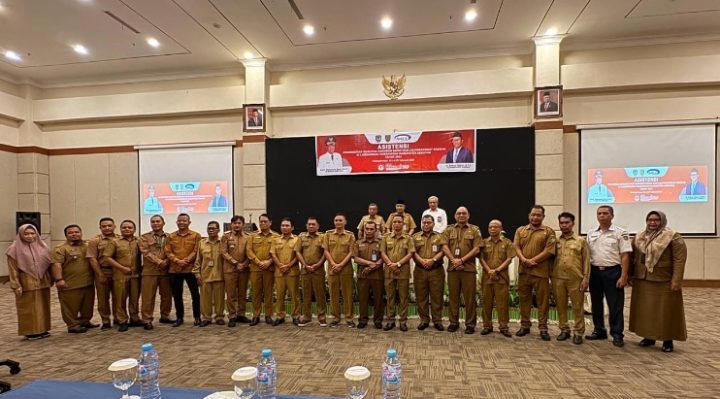 Asisten Administrasi Umum Sekretaris Daerah Kabupaten Seruyan, Sugianoor foto bersama perangkat daerah saat kegiatan