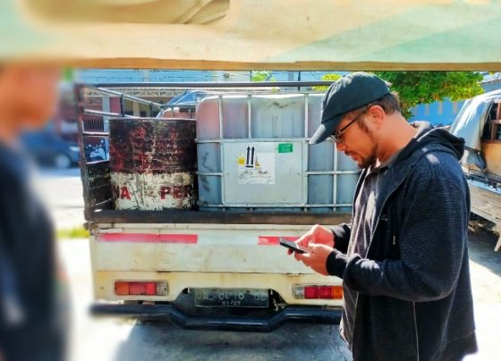 Barang bukti mobil pikap muatan tandon dan drum serta jerigen berisi BBM jenis bio solar diamankan di Polda Kalteng.