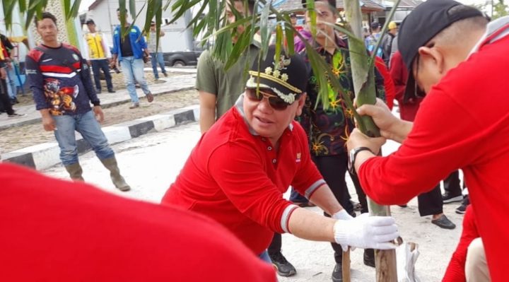 Bupati Kotim Halikinnor dan Kepala Balai HATHI saat menanam pohon di samping salah satu drenase di Sampit, Jumat, 2 Februari 2024.