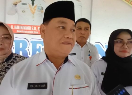 Bupati Kotim Halikinnor didampingi Ketua PKK Kotim, Wabup Kotim dan Sekretaris Daerah saat diwawancarai sejumlah wartawan, Rabu, 21 Februari 2024