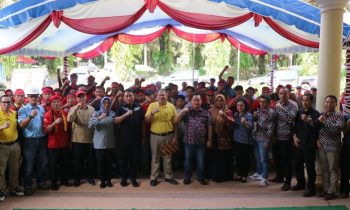 Bupati Kotim Halikinnor saat berfoto bersama saat Peluncuran Kemitraan Perusahaan Swasta dan Koperasi Lokal, di Cempaga Hulu, Jumat, 9 Februari 2024