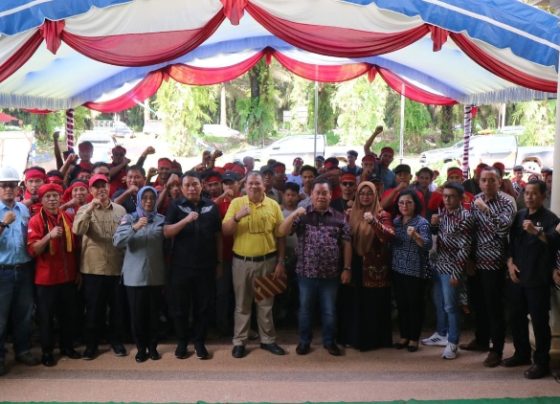 Bupati Kotim Halikinnor saat berfoto bersama saat Peluncuran Kemitraan Perusahaan Swasta dan Koperasi Lokal, di Cempaga Hulu, Jumat, 9 Februari 2024