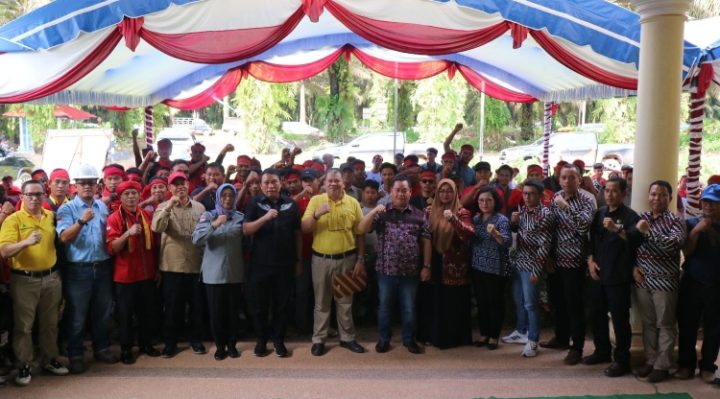 Bupati Kotim Halikinnor saat berfoto bersama saat Peluncuran Kemitraan Perusahaan Swasta dan Koperasi Lokal, di Cempaga Hulu, Jumat, 9 Februari 2024