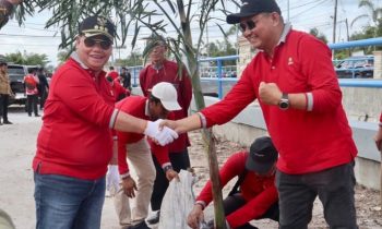 Bupati Kotim Halikinnor saat berjabat tangan dengan Ketua HATHI setelah melakukan penanam pohon, Jumat, 2 Februari 2024