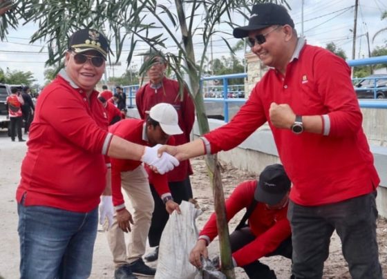 Bupati Kotim Halikinnor saat berjabat tangan dengan Ketua HATHI setelah melakukan penanam pohon, Jumat, 2 Februari 2024