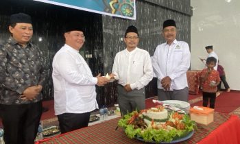 Bupati Kotim Halikinnor saat memberikan nasi tumpeng kepada Ketua PC LDII setelah diresmikannya Masjid Al Kautsar, Minggu, 4 Februari 2024