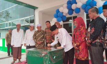 Bupati Kotim Halikinnor saat menandatangi prasasti tanda diresmikannya gedung baru Puskesmas Kota Besi, Jumat, 2 Februari 2024