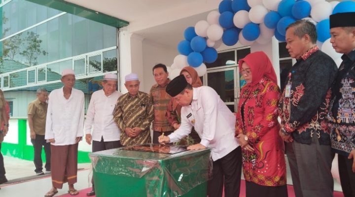 Bupati Kotim Halikinnor saat menandatangi prasasti tanda diresmikannya gedung baru Puskesmas Kota Besi, Jumat, 2 Februari 2024