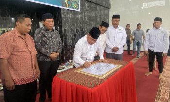 Bupati Kotim Halikinnor saat mendatangi prasasti tanda diresmikannya Masjid Al Kautsar di Jalan Kacapiring, Sampit, Minggu 4 Februari 2024.