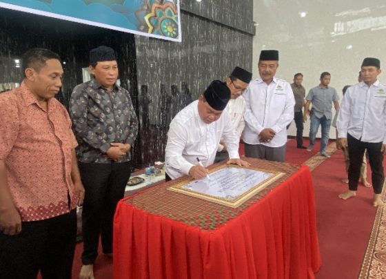 Bupati Kotim Halikinnor saat mendatangi prasasti tanda diresmikannya Masjid Al Kautsar di Jalan Kacapiring, Sampit, Minggu 4 Februari 2024.