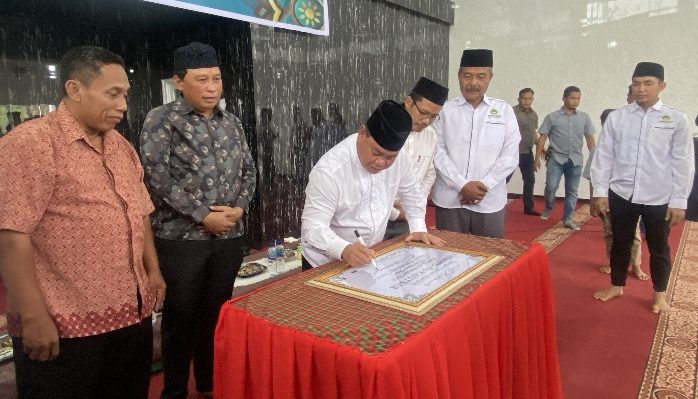 Bupati Kotim Halikinnor saat mendatangi prasasti tanda diresmikannya Masjid Al Kautsar di Jalan Kacapiring, Sampit, Minggu 4 Februari 2024.