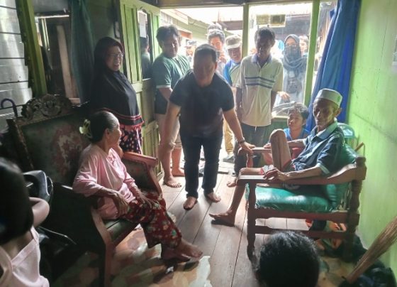 Bupati Kotim Halikinnor saat menyambangi dengan korban kebakaran di Baamang yang sudah lanjut usia atau jompo, belum lama ini.