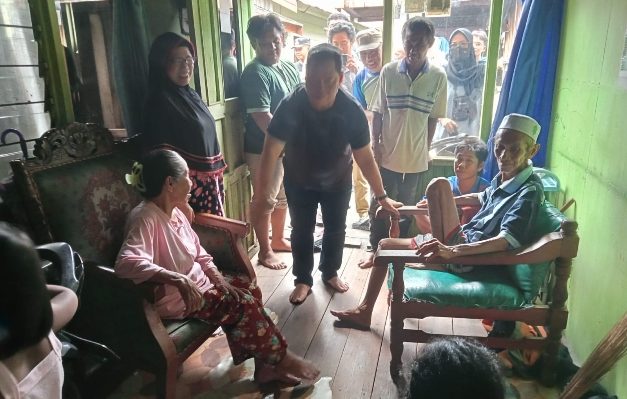 Bupati Kotim Halikinnor saat menyambangi dengan korban kebakaran di Baamang yang sudah lanjut usia atau jompo, belum lama ini.