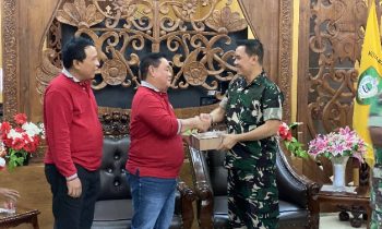 Bupati Kotim didampingi Sekda Kotim Fajrurrahman saat memberikan cendera mata kepada Lektol Penerbangan TNI AU David, Jumat, 2 Februari 2024.