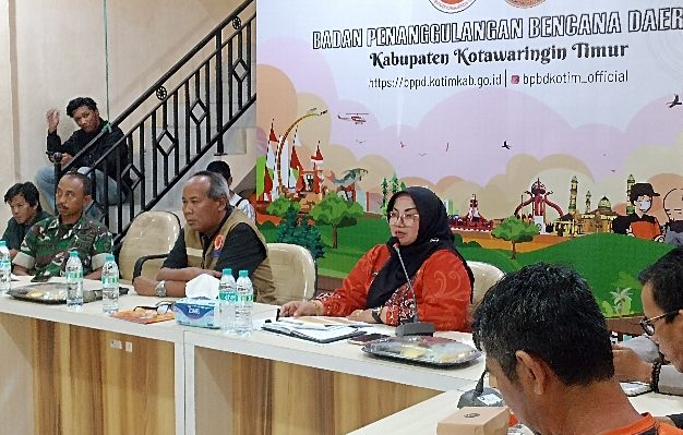 Foto Wabup Kotim, Irawati saat memimpin rapat pentapan status tanggap darurat banjir, Jumat, 23 Februari 2023