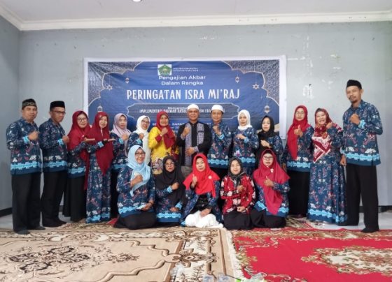 KKG PAI SD Kotim bersama Narasumber penceramah pada kegiatan peringatan Isra Mikraj, Kamis 2 Februari 2024