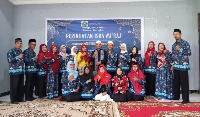 KKG PAI SD Kotim bersama Narasumber penceramah pada kegiatan peringatan Isra Mikraj, Kamis 2 Februari 2024