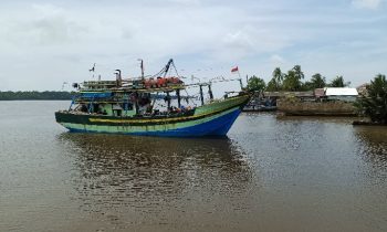 Kapal Cantrang Pukat Harimau saat diamankan warga Desa Sungai Undang.
