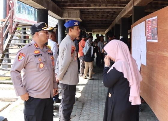 Kapolres Seruyan AKBP Priyo Purwanto saat memantau pelaksanaan pemungutan suara di beberapa TPS