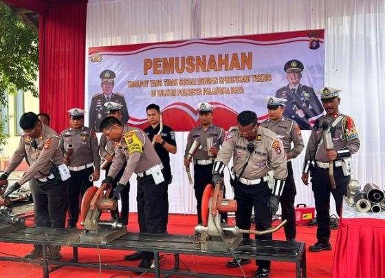 Kasatlantas Polresta Palangka Raya, Kompol Salahiddin (Tengah) melakukan pemotongan Knalpot Brong.