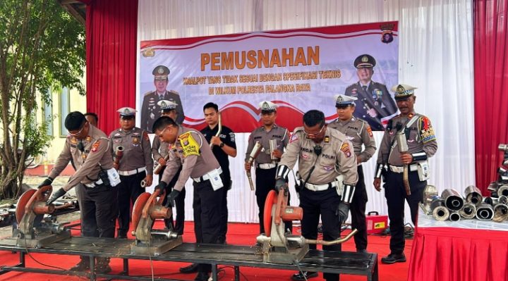 Kasatlantas Polresta Palangka Raya, Kompol Salahiddin (Tengah) melakukan pemotongan Knalpot Brong.