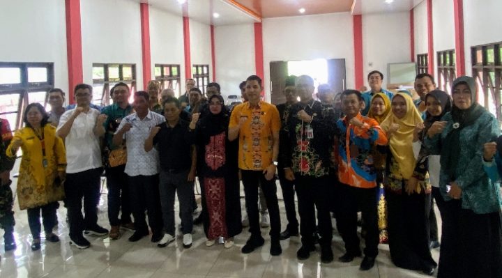 Kepala BNNP Kalteng Joko (batik kuning tengah) saat berfoto bersama di Kelurahan Baamang Barat, Kamis, 29 Februari 2024