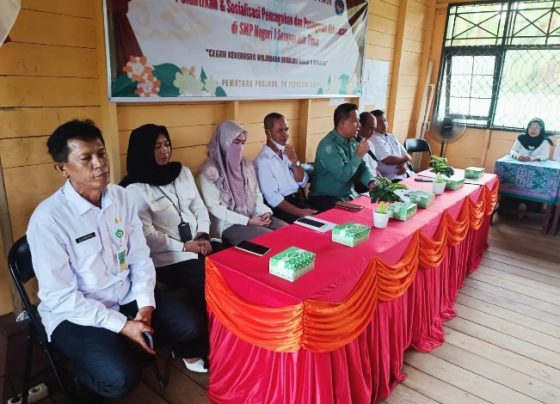 Kepala Dinas Pendidikan Seruyan, Rusdi Hidayat, memberi arahan saat menghadiri pelantikan TPPK di SMPN 1 Seruyan Hilir Timur